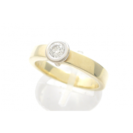 Goldring mit Diamanten